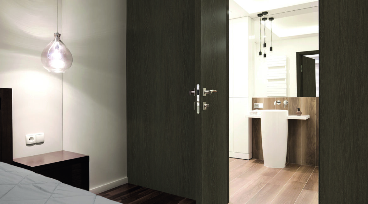 Installare la pellicola adesiva da esterno su porte e portoni