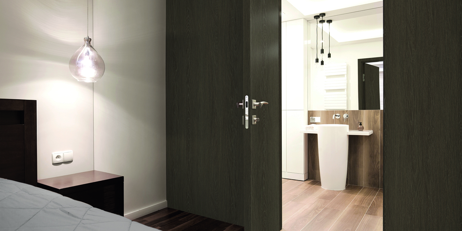 Installare la pellicola adesiva da esterno su porte e portoni