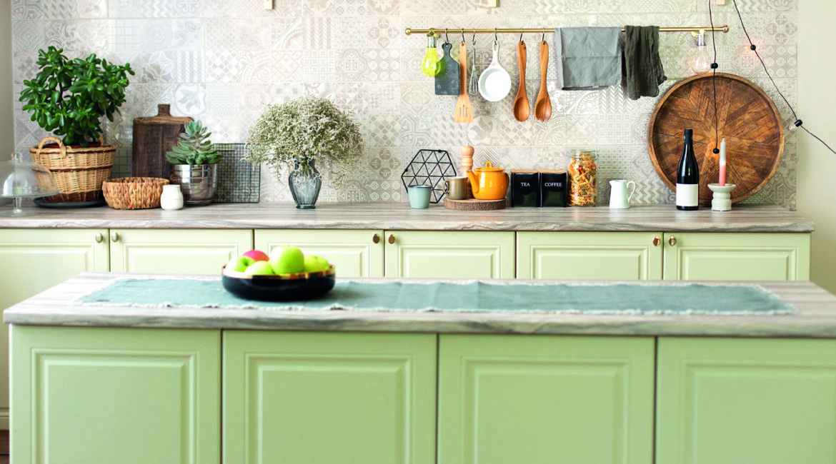 Cucina con arredamento Shabby Chic grazie alle pellicole adesive NewDeco